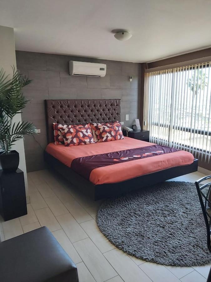 Hoteles CC Tijuana Buitenkant foto